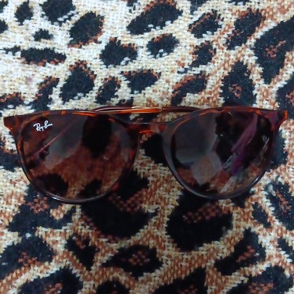 SALE 🤩 Ray.Ban sunglasses with case and microfiber cloth - Picture 4 of 12